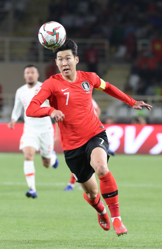 16일 오후(현지시간) 아랍에미리트 아부다비 알 나얀 스타디움에서 열린 한국과 중국의 아시안컵 조별리그 C조 3차전에서 손흥민이 돌파하고 있다.   연합뉴스